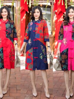 P8843A🧧ช้อปดีมีคืน💐เดรสผ้าฝ้ายลินินเกาหลี เนื้อผ้าหนากำลังดี เดรสสไตล์จีน งานแต่งผ้าพื้นและผ้าลายดอกไม้สลับกัน งานปักสวยเก๋ด้านหน้าหลัง เดรสมีกระเป๋า อก 44" ยาว 41" มี 3 สี เเดง กรม บานเย็น