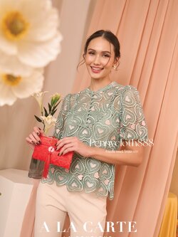 69575 เสื้อลูกไม้เนื้อทอลายหัวใจ คอกลม กระดุมหน้า มีซับใน แขนสั้นสม็อกยืดได้ ทรงสวยใส่สบาย สีเขียว ครีม ชมพู