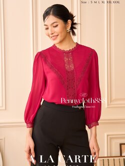 69619 เสื้อ Alacarte ชีฟองเนื้อทราย ทรงกลม ตีเกล็ด เซาะทริมลูกไม้ แขน 3 ส่วน