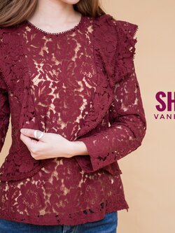 เสื้อลูกไม้สวยหรู งานดีมาก ทรงสวย ดีเทล ช่วงไหล่มีระบาย ซิบข้าง ซับในติดตัว สีสกิน เนื้อผ้าลูกไม้ อย่างดี ลูกไม้คอตตอนหนา สวมใส่ง่าย หรูดูแพงค่ะ สีแดง XL, สีดำ S,L,XL ค่ะ