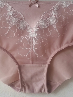 กางเกงชั้นในสตรีไทรอัมพ์