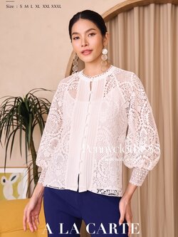 69663 เสื้อ Alacarte ลูกไม้เนื้อทอใหม่ เนื้อบางทอแน่น แต่งผ้าชีฟอง ตีเกล็ด กระดุมหน้า มีซับใน แขนทรงแร็กแล่น 4 ส่วน สวยหรู