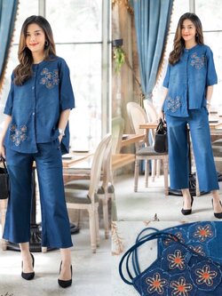 P1209 ชุดเซ็ทกางเกงผ้ายีนส์ เนื้อผ้าหนากำลังดี ยืดหยุ่น1”-2” เสื้อทรงเก๋ หน้าสั้น-หลังยาว แต่งดอกไม้ปักสวย อก 44-46" กางเกงแต่งด้วยกระดุมเม็ดใหญ่ แถม Mask ทรงสวยปรับเข้ากับโครงหน้า มี 2 สี ยีนส์เข้ม ยีนส์กลาง