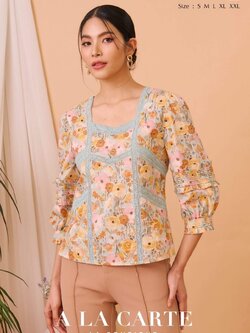 68998 เสื้อ Alacarte ผ้าคอตตอนพิมพ์ลายดอก แต่งทริมลูกไม้ คอเหลี่ยม แขน 3 ส่วน ไม่มีซับใน มีซิปข้าง