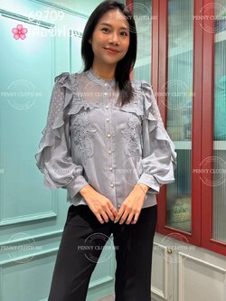 69709 เสื้อ A La Carte เบลาส์เชิ้ตผ้าชีฟองแต่งลูกไม้ คอกลมกระดุมผ่าหน้า มีระบายผ้า ซับในเย็บติด