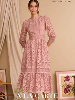 69606 ชุดเดรส A La Carte ลูกไม้ ทรงคอกลม แต่งทริม ทรงเข้าเอว มีซิปหลัง มีซับใน