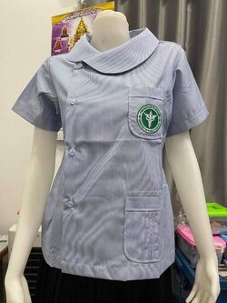 เสื้อกราวน์ริ้วฟ้าขาว คอบัวกัลยา กระดุมธรรมดา ปักกระทรวงสาธารณสุข