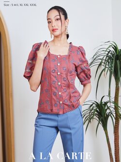 68781 A LA CARTE เสื้อคอตตอนแขนสั้น งานปักสลับสี two-tone คอเหลี่ยมใส่ระบายที่ช่วงไหล่ แขนสั้นเหนือศอกแต่งทริมลูกไม้ กระดุมผ่าหน้า แต่งทริมชายเสื้อ ทรงเข้ารูป สีขาว M,L,2XL สีเหลือง L-XL สีแดง L,2XL