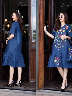 P8844 เดรสผ้ายีนส์เนื้อหนา เนื้อผ้ามีความยืดหยุ่น งานปักลายดอกไม้สีสันสดใส ชายกระโปรงจับจีบระบายเล็กๆ งานฟอก ใส่สวย ใส่สบาย**มาพร้อมกระเป๋างานปัก** (กระเป๋าปักดอกไม้ทั้งหน้าหลัง)อก ฟรีไซส์ 44" เดรสยาว 42" สียีนส์เข้ม