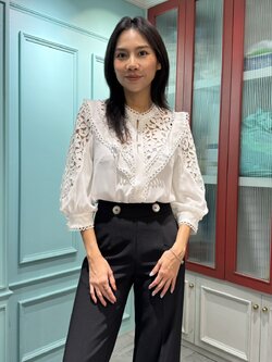 69691 เสื้อ A La Carte จอร์เจียตัดต่อลูกไม้เนื้อทอ ช่วงอก หลัง และแขน คอกลมมีกระดุมหน้า 4 เม็ด แต่งระบาย มีซับในเย็บติด แขน 3 ส่วน