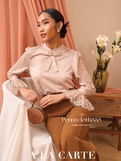 69541 เสื้อซาตินผสมจอร์เจีย ผ้าเนื้อเย็นใส่สบาย คอกลมแต่งโบและลูกไม้ มีซับใน แขนยาว สีขาว สีครีม สีเทาอมฟ้า