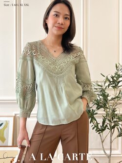 69168💐🍀🦄 🦋A la carte🦋 เสื้อชีฟองซิลค์ ทอลูกไม้แต่งช่วงอก คอทรงวี เย็บเกล็ดช่วงอกด้านหน้า ทรงเสื้อมีวอลลุ่ม แขน 4 ส่วน สีขาว S,2XL