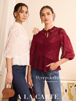 69407 เสื้อ Alacarte ชีฟองแต่งสลับผ้าลูกไม้ แขน 3 ส่วน คอกลมผูกโบ มีซับใน สีแดง ขาว เขียว