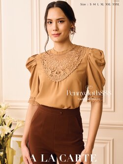 69520 เสื้อ Alacarte ผ้าสีพื้นเนื้อเนียน แต่งลูกไม้เนื้อทอ ที่ช่วงอกและขอบแขน มีซับใน ทรงแขนสั้นจับจีบ สวยหรู