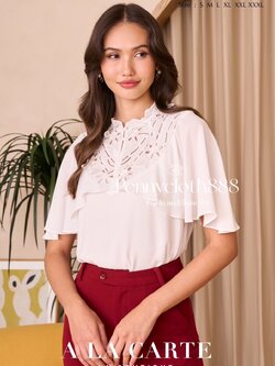 69684 เสื้อ Alacarte ชีฟองสีพื้น คอกลมแต่งลูกไม้ปักฉลุช่วงอก มีกระดุมคอ 1 เม็ด แขนเสียบระบายพรางต้นแขน มีซับใน สวยหรู