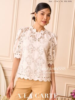 69607 เสื้อ Alacarte ลูกไม้เนื้อทอผสมผ้าพื้น เนื้อเนียนนุ่มใส่สบาย มีซับใน ทรงคอกลม แขนยาวข้อศอก เหมาะใส่ออกงานและทุกโอกาส ใส่คู่กับผ้าซิ่น กางเกง กระโปรง