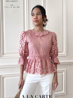 68863 A La Carte เสื้อลินิน ตีเกล็ด วางสลับช่วงลำตัว ตัดต่อแถบลูกไม้ มีระบายช่วยพรางสะโพก เสื้อคอกลมมีระบาย แขนปักฉลุขึ้นใหม่เหมือนผ้าลูกไม้ ใส่สม็อก❄️สีขาว S-XL เขียว S-XL ชมพู S❄️