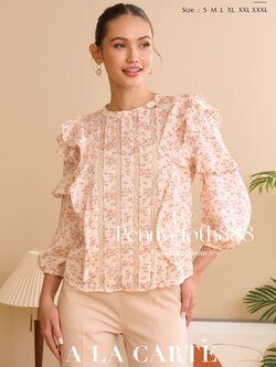 69221 เสื้อ A La Carte ชีฟองพิมพ์ลายดอกเล็กคอกลม แทรกทริม มีระบาย ซับในเย็บติด แขน 3 ส่วน