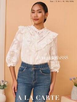 69549 เสื้อ Alacarte ชีฟองสีพื้นมีลายผ้าในตัว คอกลม มีกระดุม 4 เม็ด แทรกทริมลูกไม้ แขน 3 ส่วน มีซับใน