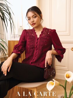 69456 เสื้อ A La Carte เชิ้ตเบลาส์ ผ้าคอตตอนเนื้อนุ่ม แต่งแถบลูกไม้ คอวี กระดุมหน้า แขน 3 ส่วน ปลายสม็อก