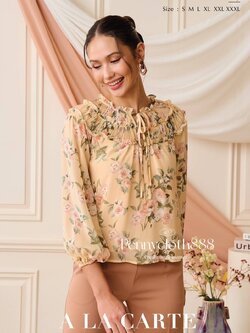 69367 เสื้อ Alacarte ชีฟองพิมพ์ลายดอก คอกลม แต่งพลีททรงโค้ง ผูกโบ 2 ชั้น มีซับในเย็บติด แขน 3 ส่วน ปลายสม็อก