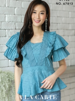 เสื้อลูกไม้คอตตอนฉลุลายลูกไม้เป็นกราฟฟิคสลับลายดอก รุ่นนี้เข้าเอวเล็กน้อยแต่ไม่ฟิตนะคะ ให้เห็นทรงพลีพลัมชัดเจน ช่วงแขนเป็นแบบอัดพลีท พร้อมแต่งทริมและลูกไม้เนื้อแน่นเพิ่มความหวานค่ะ แมทช์ยีนส์หรือใส่กระโปรงก็ได้ค่ะ สีฟ้า XL ค่ะ