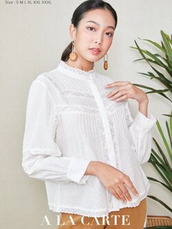 A LA CARTE เสื้อแขนยาวผ้าคอตตอนลูกไม้ เนื้อผ้ามีเท็กเจอร์นุ่มใส่สบาย ดีเทลตีเกล็ดหน้า หลัง คอและชายเสื้อแต่งทริมลูกไม้แบบเลาะเชิง สีส้ม S